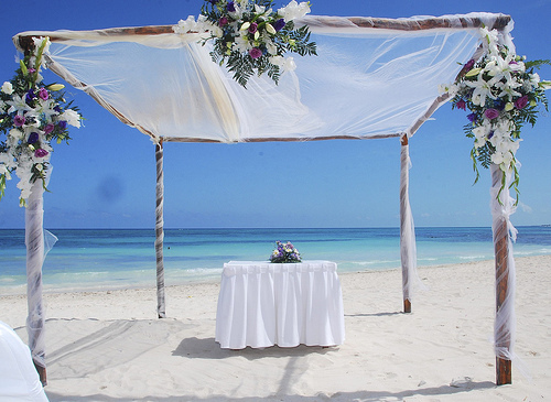 Beach-wedding-gives-a-distinct-impression-that-you-are-dreaming-of-a-marriage-that-nuanced-waves-and-beautiful-white-sand-1